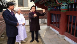 최대성 정려 현판도 문화재 지정서 전달