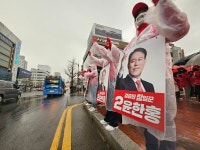 윤한홍 마산역삼거리서 빗속 출정식...본격 표심 잡기 나서
