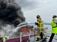 마산 실리도 인근서 선박 화재...인명 피해 없어
