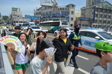 학교 밖 거리·공원서 기후위기 대응 목소리 높인 학생들