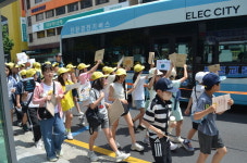 학교 밖 거리·공원서 기후위기 대응 목소리 높인 학생들