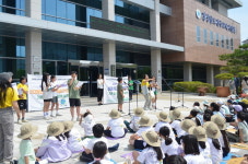학교 밖 거리·공원서 기후위기 대응 목소리 높인 학생들