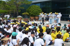 학교 밖 거리·공원서 기후위기 대응 목소리 높인 학생들