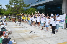 학교 밖 거리·공원서 기후위기 대응 목소리 높인 학생들
