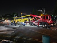 창원 삼동공원 사거리서 버스가 교통 시설물 충격