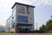 희귀식물·멸종위기종 쉬는 사이 물·사람·기차 흐르더라