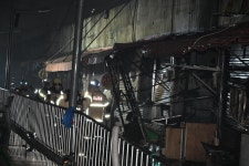 [사진 뉴스] 화마 속으로... 마산어시장 청과시장 화재에 소방대원들 분투