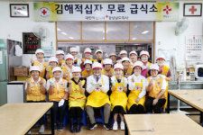 결식 우려 어르신 무료급식 봉사 나선 김해시장