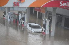 [사진 뉴스] 가을 맞나... 경남지역 폭우 피해 잇따라