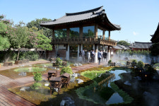 연 8000명 숙박 김해한옥체험관…지역 공예가 손수 침구 제작 감동마케팅