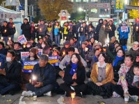 윤석열 정권 퇴진하라 창원 한서문화광장서 촛불 켠 시민들