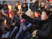 윤석열 정권 퇴진하라 창원 한서문화광장서 촛불 켠 시민들