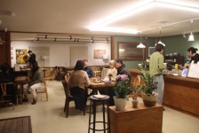 [공간공감] 지역민들 힘 합쳐 운영하는 사랑방 같은 동네 카페