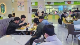 와! 커피값보다 싼 학식...가성비 찾는 대학생 함박 웃음