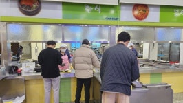 와! 커피값보다 싼 학식...가성비 찾는 대학생 함박 웃음