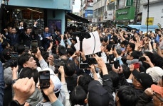 진주 시민, 이재명 대선 후보 환호