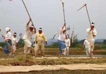 때리라! 뚜디리라! 토박이말 닮은 가락으로 전해 내려온 함안농요