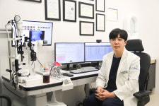 눈앞에 먼지 둥둥, 안과 가야 할까