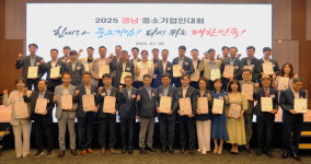 중소기업인 강정일 권기홍 대통령 표창 수상