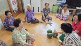 합천 삼가중 텃밭서 키운 수박 경로당에 선물