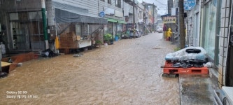 [경남 폭우] 산청시장 인접 도로 많은 비로 한때 물바다