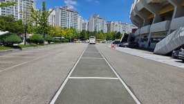 창원종합운동장 내 일부 주차구역 좁고 선 안 보여 불편
