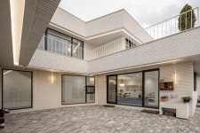 [경남家] 담 없이 만들어낸 아늑한 가족 공간 폭 안긴 안마당은 우리만의 캠핑장