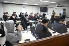 [사진뉴스] 교문 앞 배웅에서 교실 안 고요함까지…경남 수능날의 아침