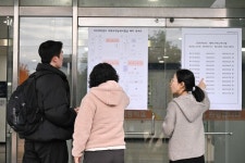 [사진뉴스] 교문 앞 배웅에서 교실 안 고요함까지…경남 수능날의 아침