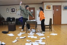 어긋나는 소통 그리며 사회 부조리 담은 연극