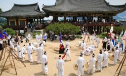 공동체 엮어주던 놀이 길이길이 이으려 구슬땀 [경남 무형유산을 찾아서]