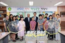 김윤주 군포시장, 초교 안전우산 전달 행사에 참여