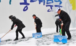 동대문구 직원들 함께 제설작업 구슬땀