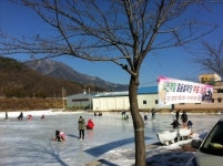 정선, 나전역앞 얼음썰매장 인기