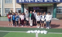 천안기자협회, 성거초에 축구공 전달