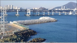 부산항건설사무소, 용호부두 방파제 준공