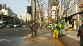수원시, 성빈센트병원 주변 까마귀 떼 배설물 물청소 실시