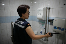 안양천 공중화장실, 몰카+위생 한번에 잡는다
