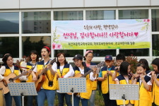 부산 녹산초, 스승의 날 등교길 버스킹 공연