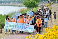 안성천 환경사랑 걷기대회 시민 참여 열기 뜨거워