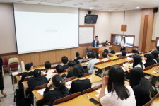 소외계층 청소년들에게 미술 교육 제공해요