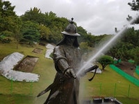 진주성 김시민장군 동상 10월 축제 맞아 목욕하다