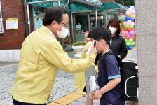 김석준 교육감, 초3·4 등교 첫날 학생맞이
