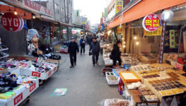 설 명절 앞둔 대형마트와 재래시장 대조