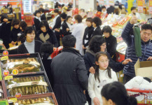 붐비는 대형마트 vs 썰렁한 전통시장