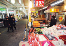 붐비는 대형마트 vs 썰렁한 전통시장