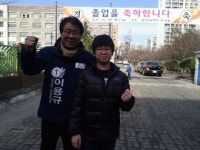 [4.11 총선 따라잡기] 수원 장안 이용규, 대평초 등 방문 학부모와 인사…자녀 졸업 축하·격려