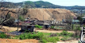 군포 송정지구 토사 방치 비라도 오는날엔…