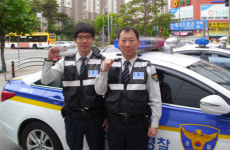 용인서부서 이동수-장경식 경관, 정신지체장애인 딸 가족에 인도