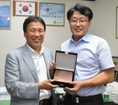 [포토라인] 경기문화재단, 이재철 과천 부시장에 감사패
